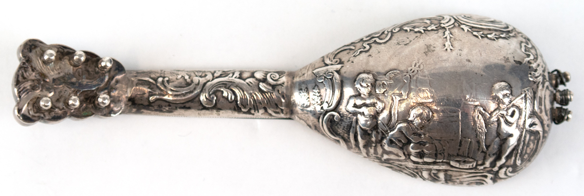 Mandoline mit aufwendiger, figürlicher Darstellung, Silber (geprüft), ca. 35,9 g, L. 10,5 cm, B. 3, - Bild 2 aus 2