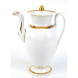 Biedermeier-Kaffeekanne mit Tierkopfausguß, weiß glasiert mit Golddekor, Riß im Stand, H. 25 cm