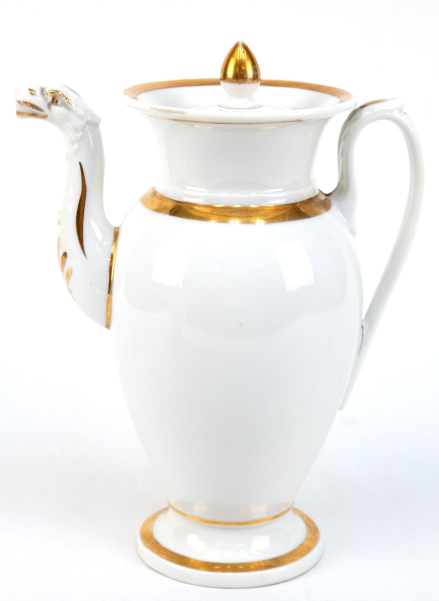 Biedermeier-Kaffeekanne mit Tierkopfausguß, weiß glasiert mit Golddekor, Riß im Stand, H. 25 cm