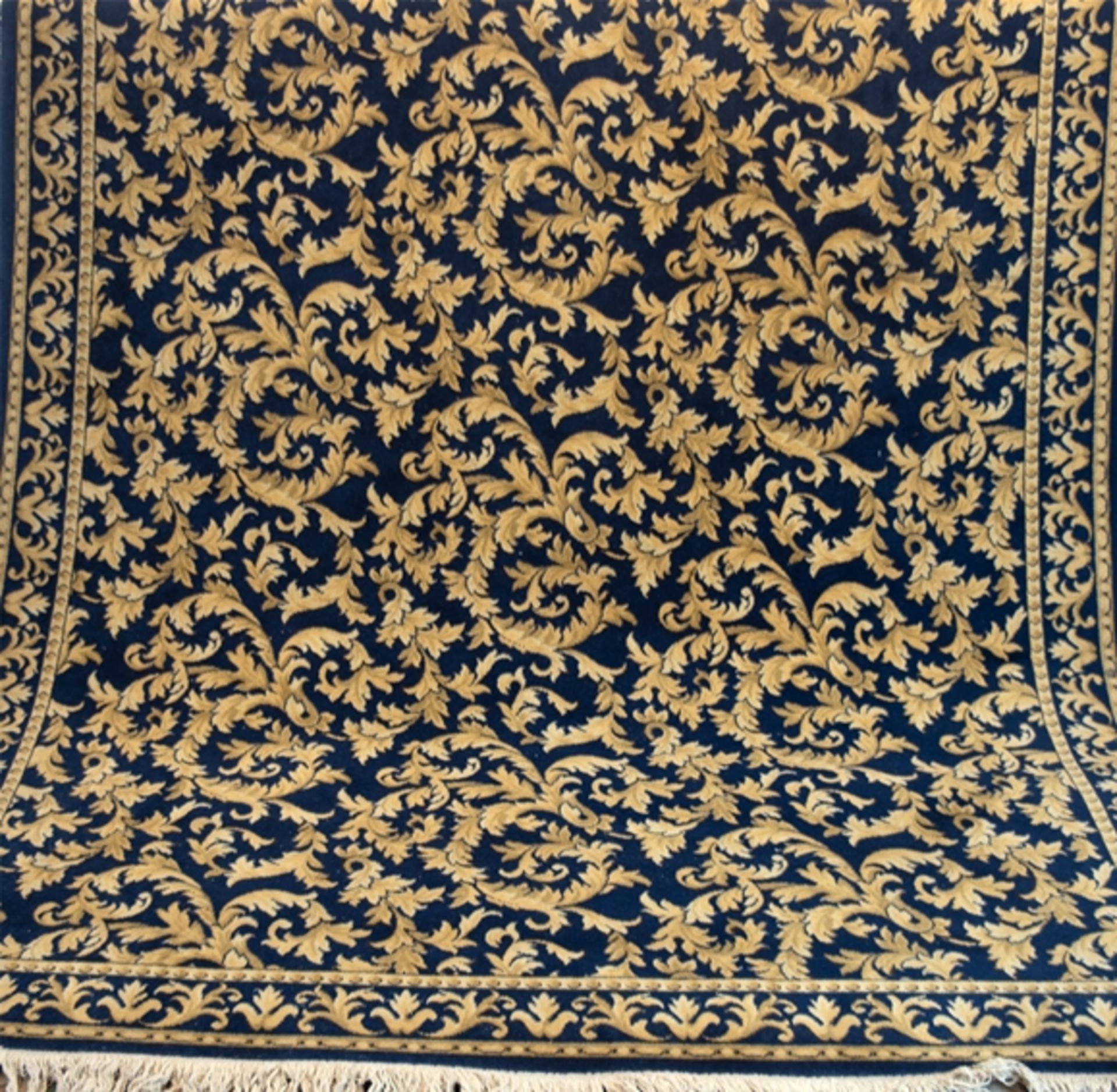 Teppich, maschinell geknüpft, Schurwolle, von 1975, vollflächiger beiger Akanthusblattdekor auf dun