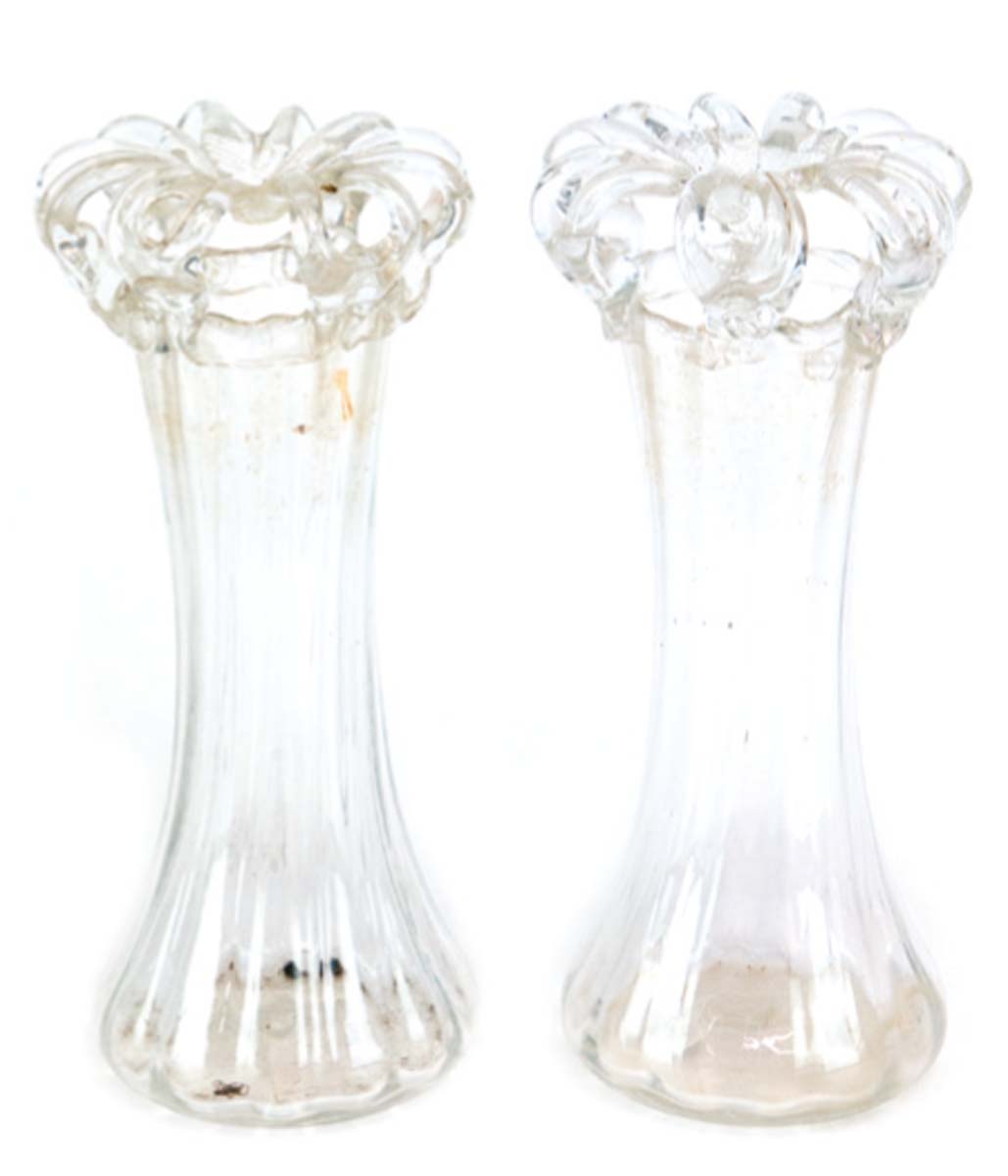 Paar Vasen, um 1900, farbloses Glas mit Abriß und kronenförmigen Abschluß, H. 24 cm
