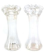 Paar Vasen, um 1900, farbloses Glas mit Abriß und kronenförmigen Abschluß, H. 24 cm
