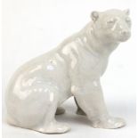 Figur "Sitzender Eisbär", Volkstedt, weiße Craqueléglasur, H. 14 cm