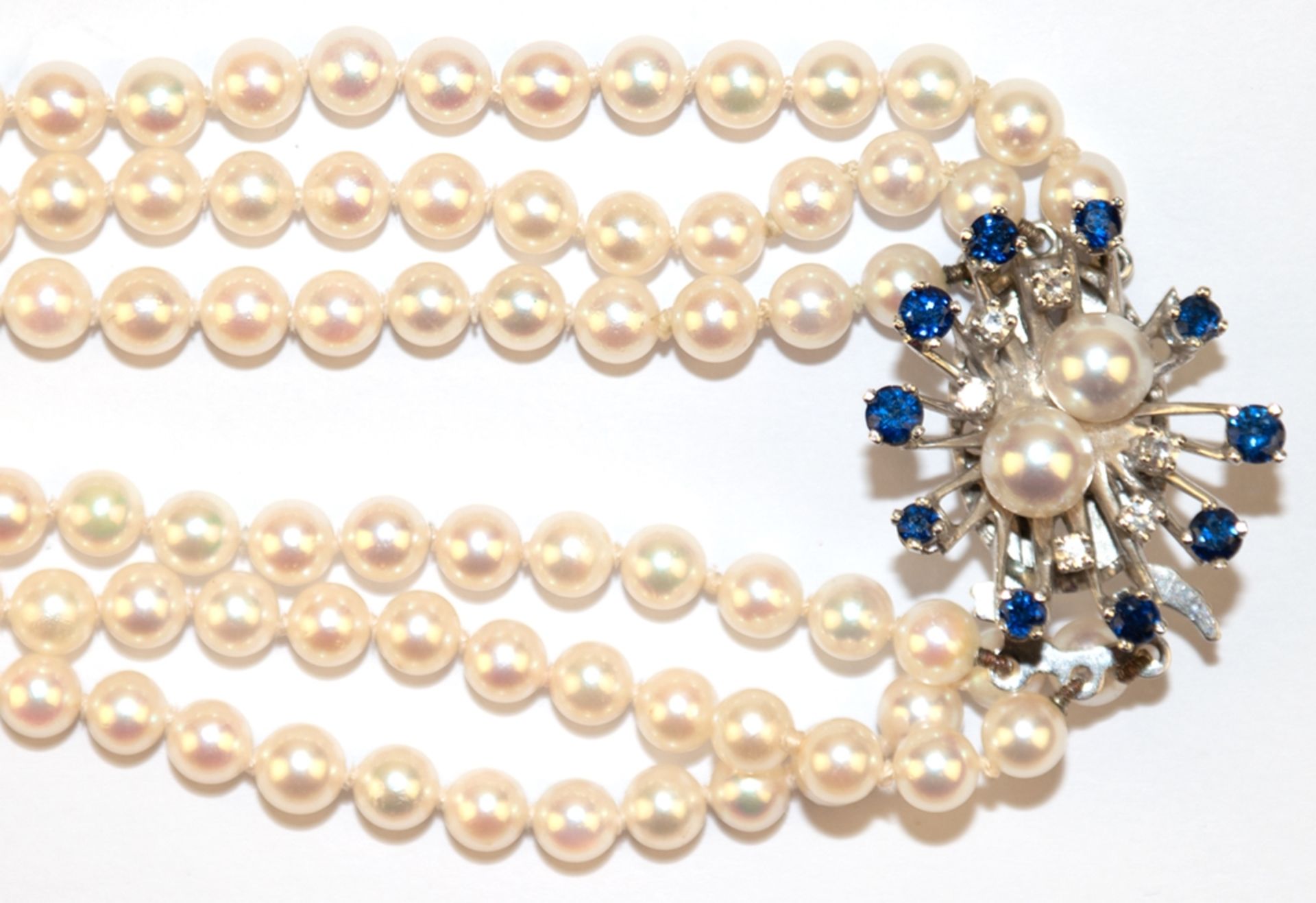 Perlen-Collier, 3-reihig, 585er WG-Schließe mit 2 Perlen, 10 Saphiren und 6 Brillanten in Krappenfa - Bild 2 aus 2
