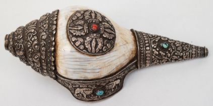 Muschelhorn Shanka, Tibet, wohl Anfang 20. Jh., Muschel mit reliefierter Silber-Montierung (geprüft