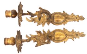 Paar Wandleuchter im Rokokostil, 19. Jh., 1-flammig, vergoldet, Floraldekor, Gebrauchspuren, H. 33 