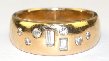 Ring, 585er, in breiter Schiene Diamanten im Brillant- und Baguetteschliff von zus. 0,28 ct., ges.