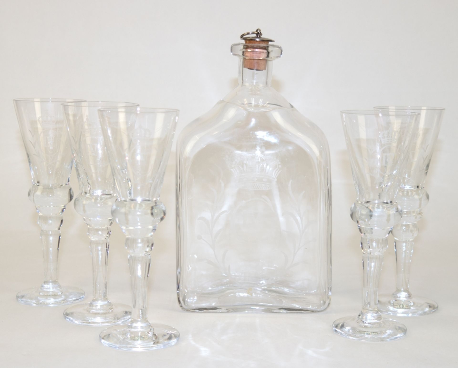 Karaffe mit  5  Gläsern, Schweden, Klarglas, mit bekröntem Monogramm "C IV", Karaffe mit ausgeschli