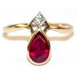 Ring, 585er GG, besetzt mit kleinem Brillanten und synthetischem Rubin mit Tropfenschliff, ges. 2,0