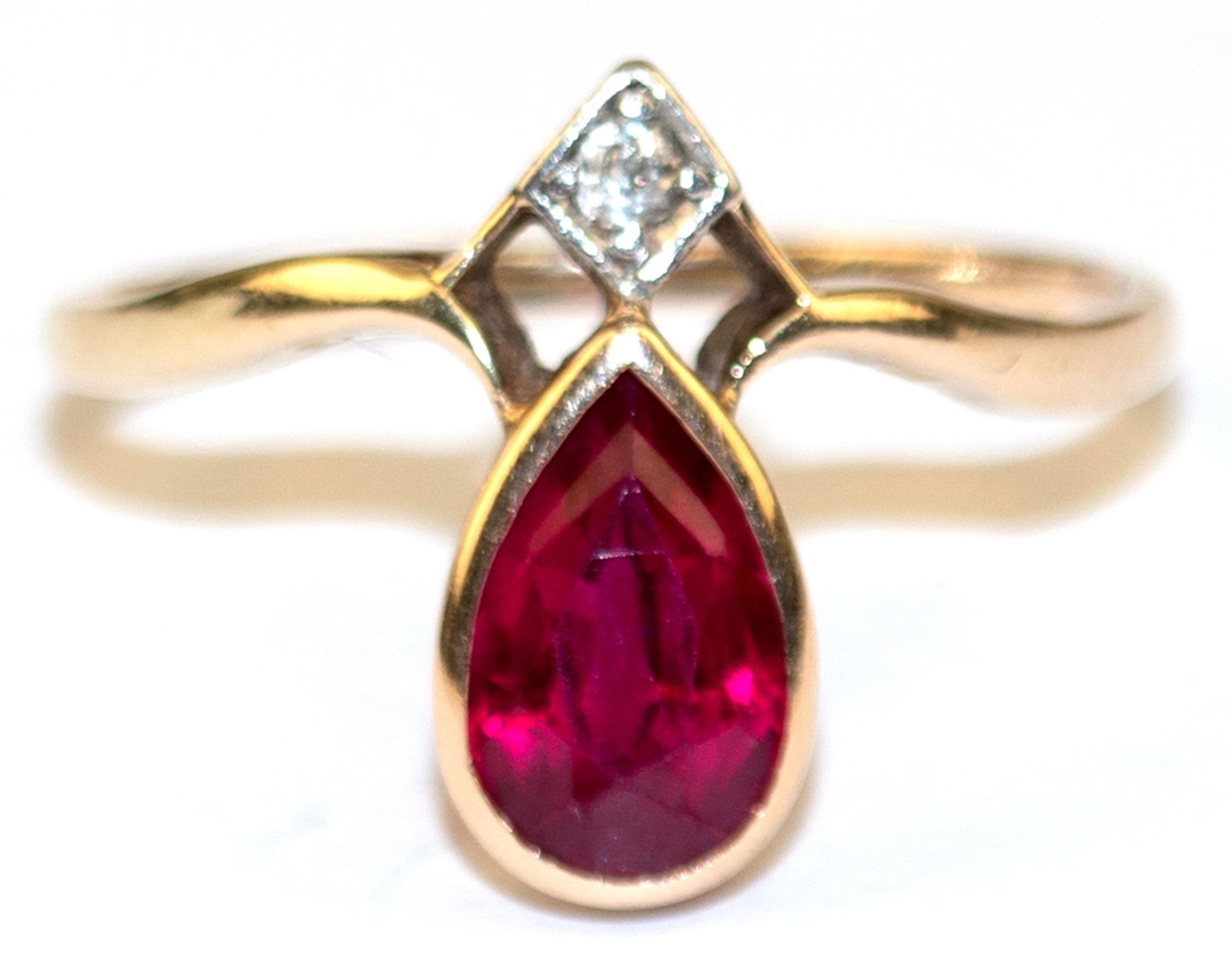 Ring, 585er GG, besetzt mit kleinem Brillanten und synthetischem Rubin mit Tropfenschliff, ges. 2,0