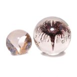 Zwei große Paperweights. 20./21. Jh. | Farbloses Glas, tlw. geschliffen, tlw. violette Einschmelz...