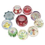 Zehn Paperweights. 20./21. Jh. | Farbloses Glas mit farbigen Einschmelzungen, tlw. geschliffen, t...