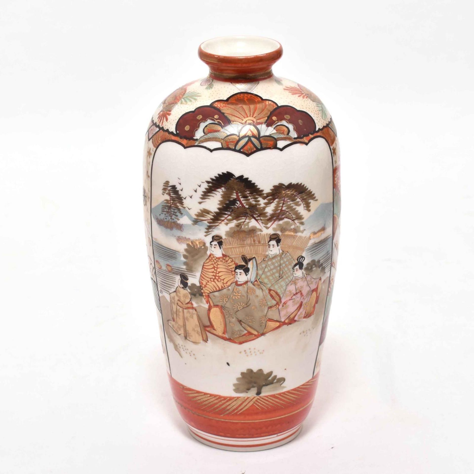 Vase. Japan, 20. Jh. | Satsuma-Porzellan, Farb- und Goldstaffage. - Image 2 of 3