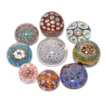 Neun Paperweights . Murano u.a., 20./21. Jh. | Farbloses Glas mit farbigen Einschmelzungen, Glasf...