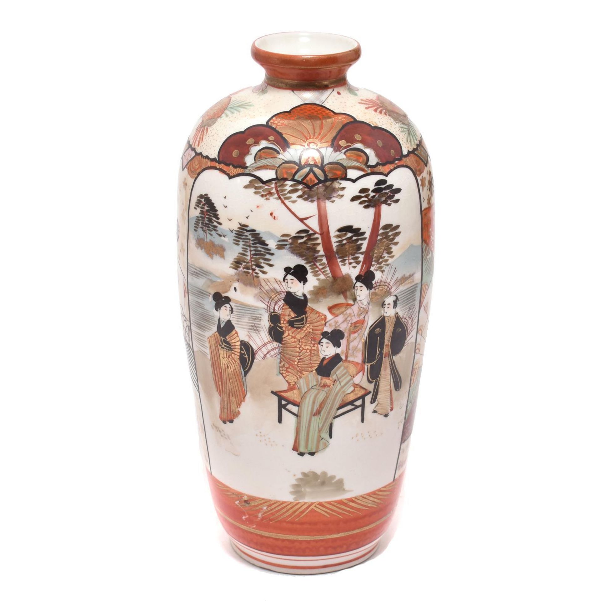 Vase. Japan, 20. Jh. | Satsuma-Porzellan, Farb- und Goldstaffage.
