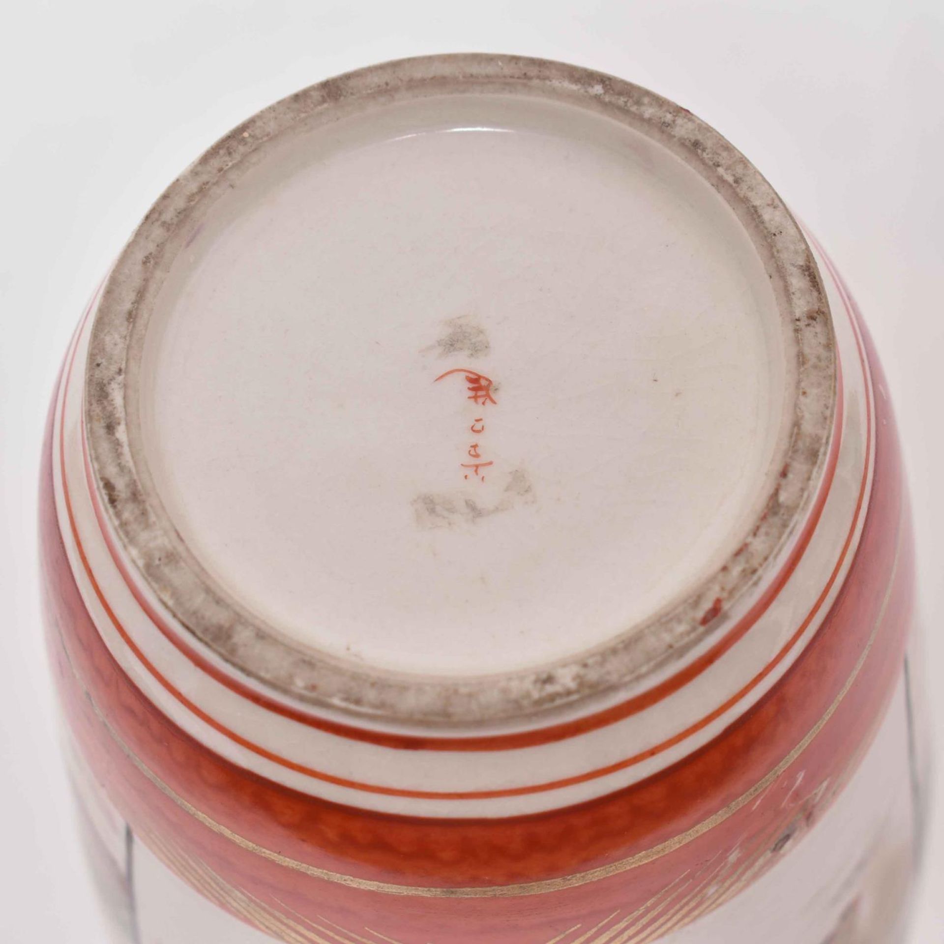 Vase. Japan, 20. Jh. | Satsuma-Porzellan, Farb- und Goldstaffage. - Image 3 of 3
