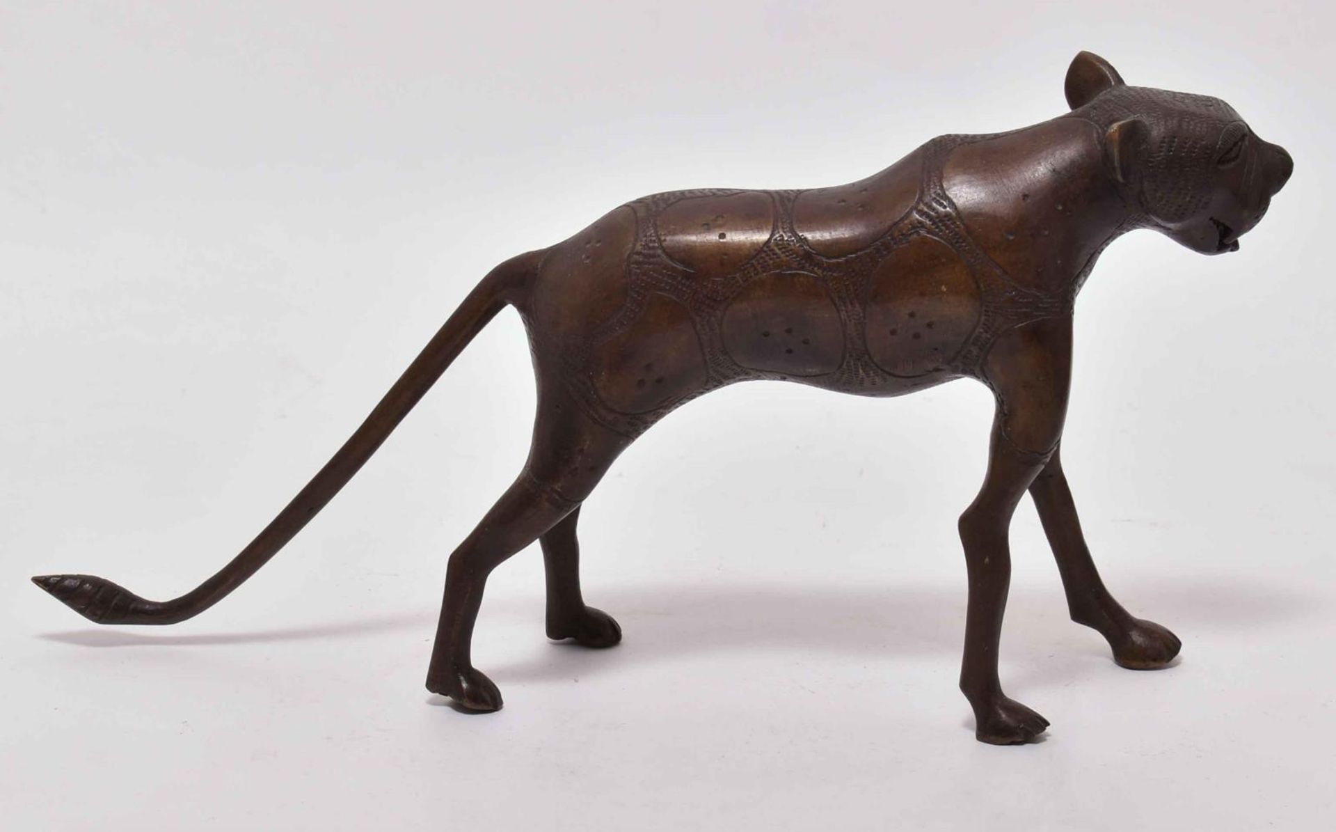 Gepard. In der Art der Benin Bronzen | Bronze, patiniert. - Image 2 of 2