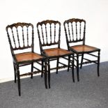 Drei Stühle. Frankreich (wohl), 19. Jh. | Holz, schwarz gelackt, Goldstaffage, Rohrgeflecht.
