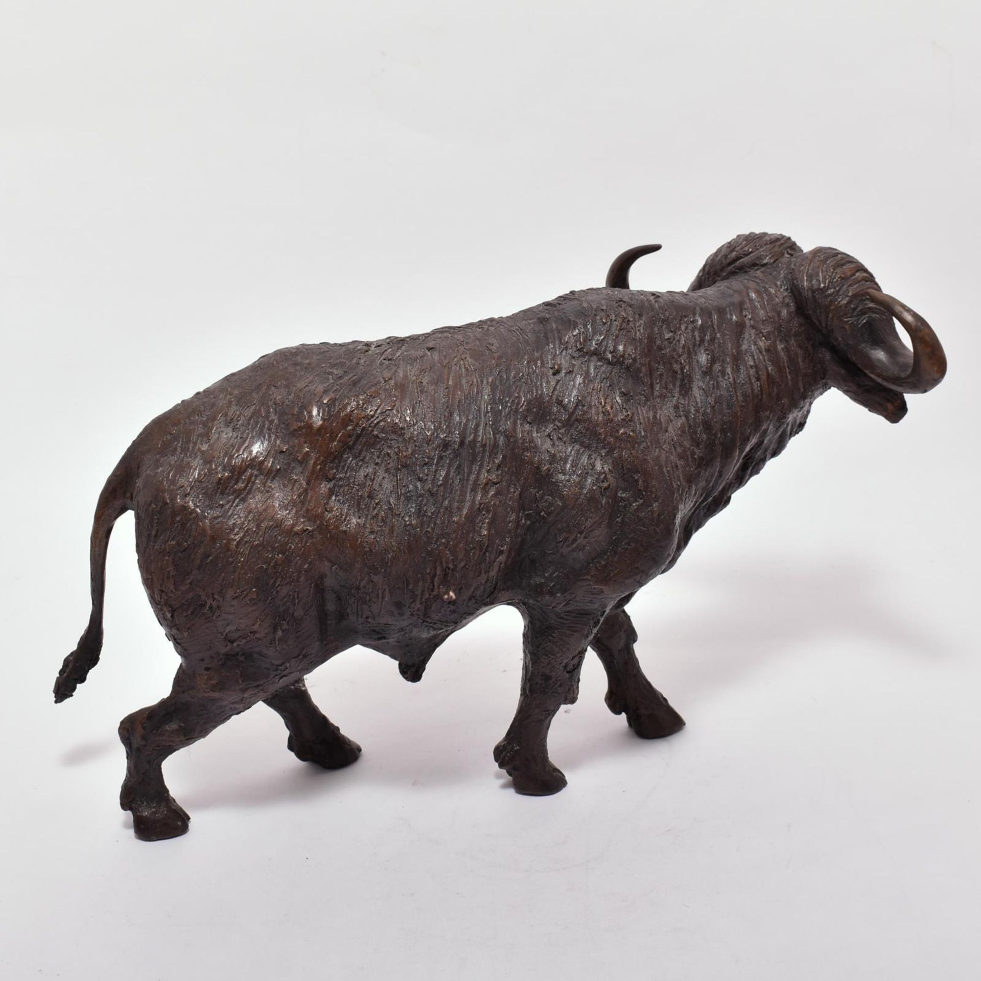 Büffel. Bronze, patiniert. - Image 2 of 2