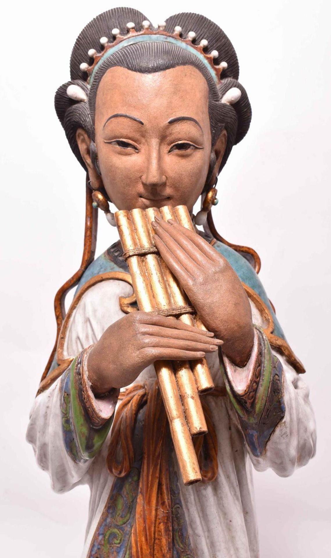 Flötenspielerin. China, 20. Jh. | Keramik, farbig glasiert. Bambusflöte. - Bild 2 aus 3