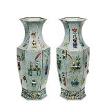 Ein Paar große Cloisonné-Vasen. China, Qing | Metall, polychromes Cloisonné.