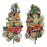 Ein Paar Altarblumensträuße. Süddeutschland | Metallblech, Draht, farbig bemalt.