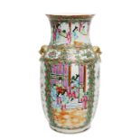 Vase. China, 19./20. Jh. | Porzellan, Farb- und Goldstaffage.