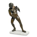 Betrunkener Faun mit Weinschlauch. Wohl Italien, 19. Jh. | Bronze, patiniert. Marmorplinthe.