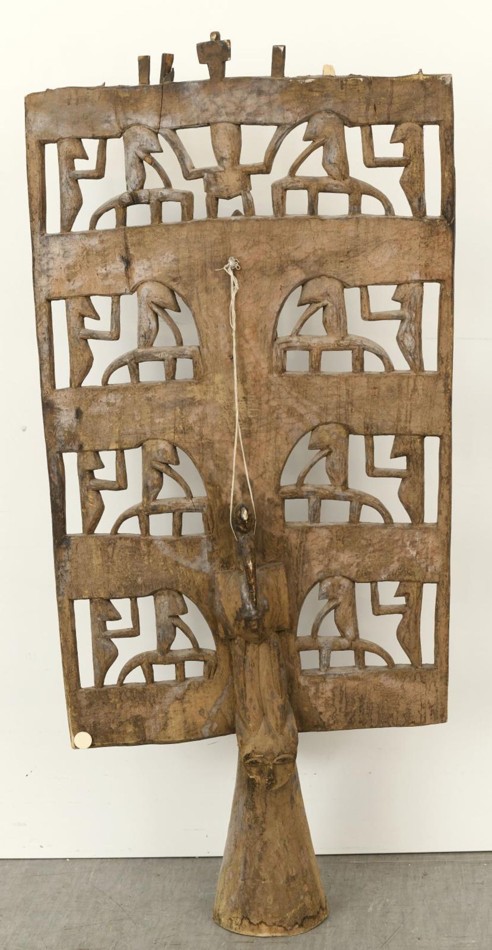 Maskenaufsatz. Senufo, Elfenbeinküste (wohl) | Holz, geschnitzt, Reste von Farbfassung. - Image 2 of 2