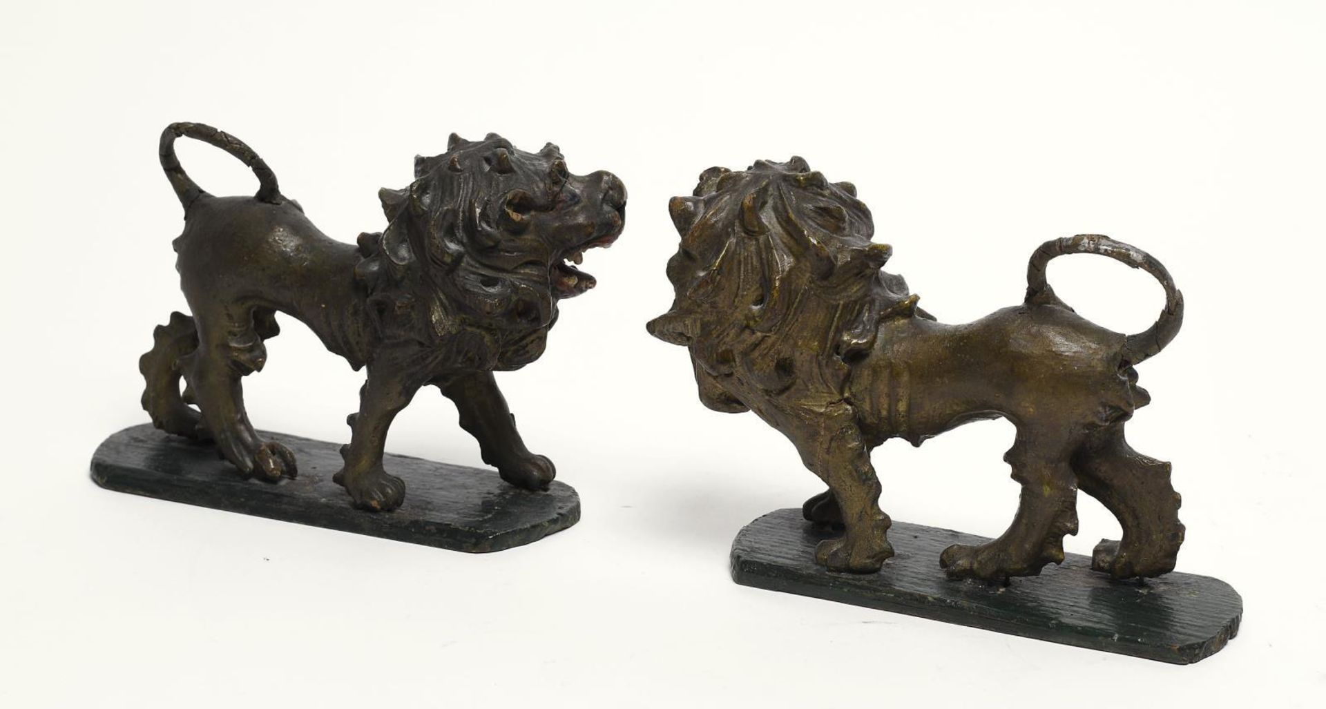 Ein Paar schreitende Löwen. Gröden, 18./19. Jh. | Holz, geschnitzt, farbig gefasst. - Image 2 of 2