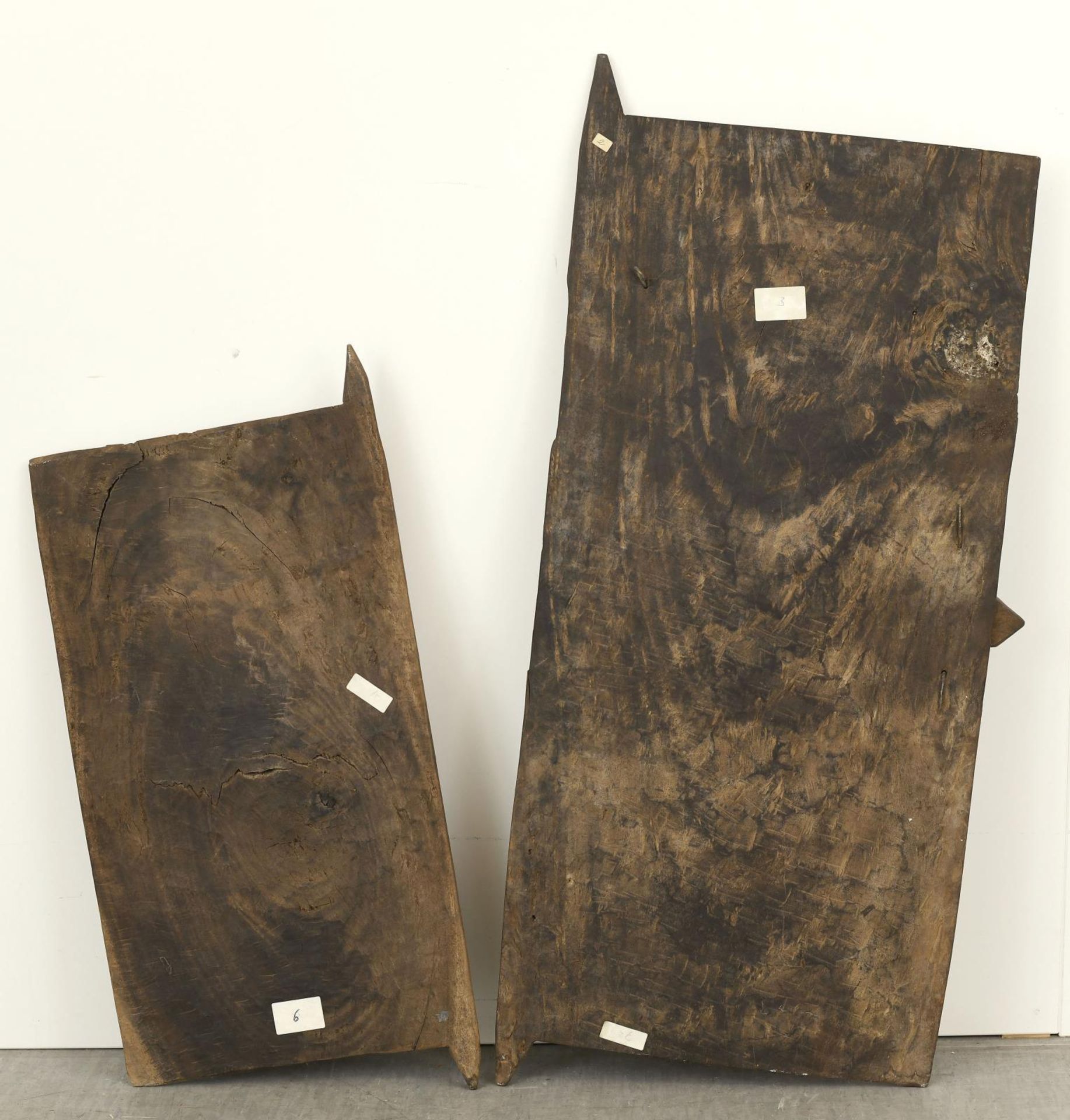 Zwei Türen. Dogon, Mali | Holz, geschnitzt, Reste von Patina. - Bild 2 aus 2