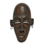 Maske "mwano pwo". Chokwe, Angola | Holz, geschnitzt, patiniert, Metall.