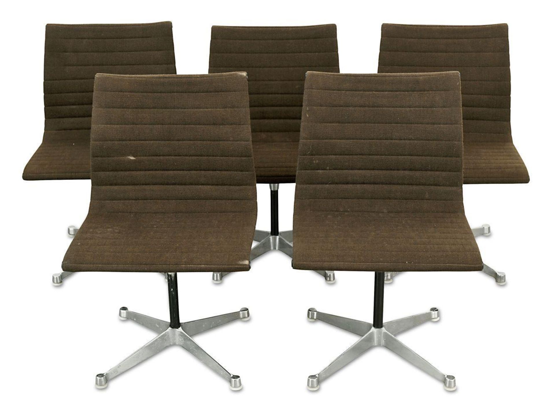 Fünf Aluminium Chairs, Modell EA 105. Herman Miller, Entwurf: Charles & Ray Eames 1958 (spätere A...