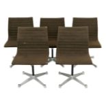 Fünf Aluminium Chairs, Modell EA 105. Herman Miller, Entwurf: Charles & Ray Eames 1958 (spätere A...
