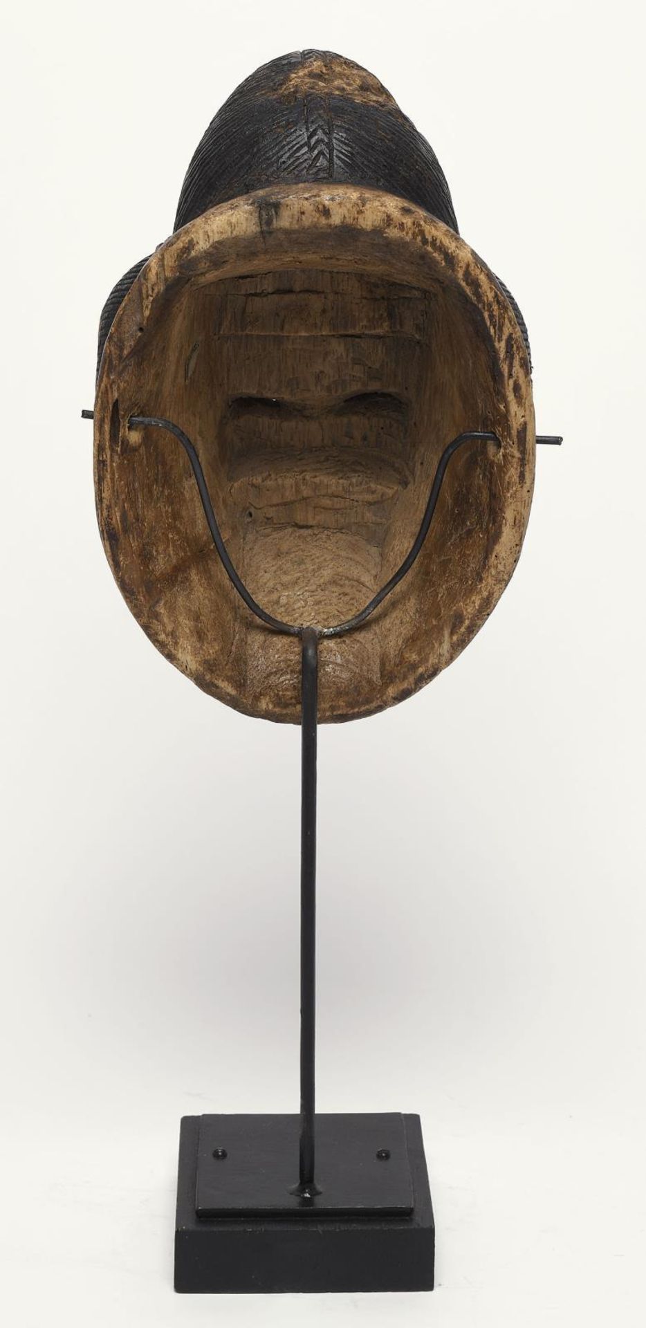 Maske "Okuyi". Punu (bzw. Bapunu), Gabun oder Republik Kongo | Holz, geschnitzt, schwarz, weiß un... - Image 2 of 2