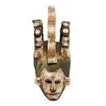 Helmmaske. Igbo, Nigeria | Holz, geschnitzt, farbig gefasst.