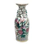Bodenvase. China, Qing, 1862-1879 | Porzellan, bunter Schmelzfarbendekor.