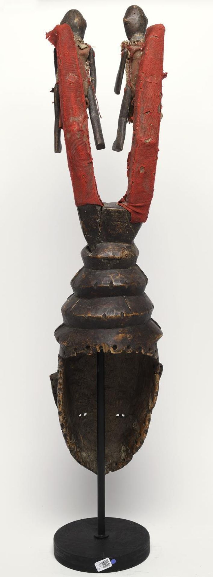 Große Maske. Bambara, Mali | Holz, geschnitzt, Metall, Stoff, Muscheln. - Image 2 of 2