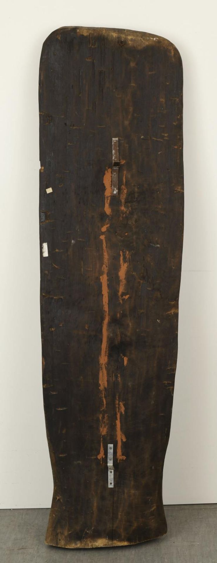 Großer Schild. Papua-Neuginea (wohl) | Holz, beschnitzt, schwarz, weiß, gelb und rot bemalt. - Image 2 of 2