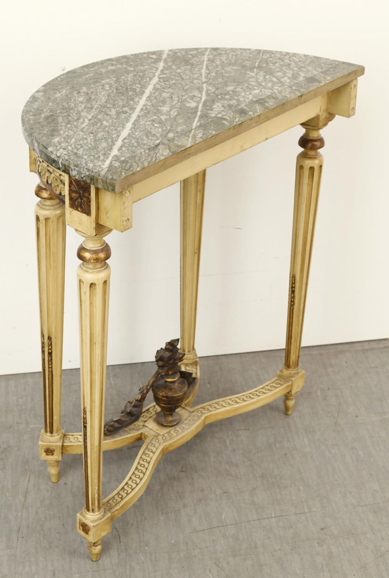 Demi-Lune-Konsole. Louis-XVI-Stil | Holz, geschnitzt, weiß und goldfarben gefasst. - Image 2 of 2