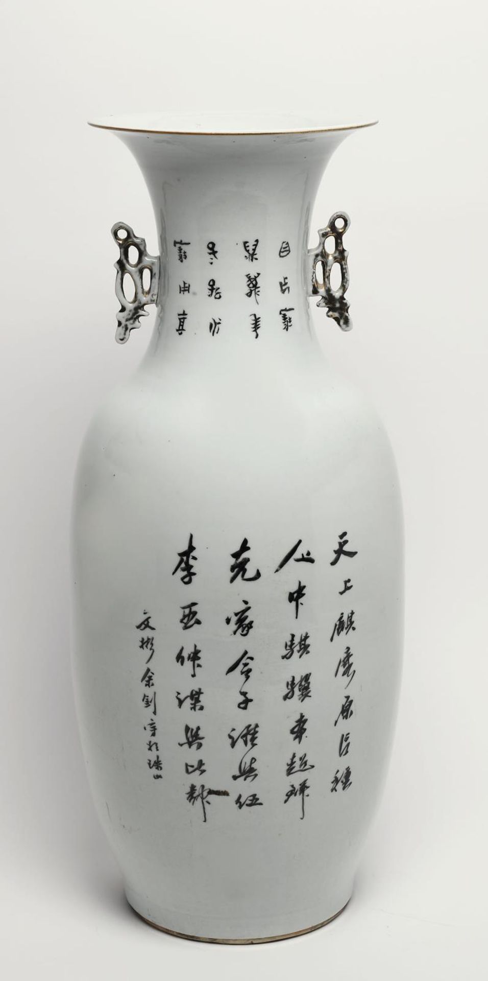 Bodenvase. China, 1. Hälfte 20. Jh. | Porzellan, Farb- und Goldstaffage. - Image 2 of 2