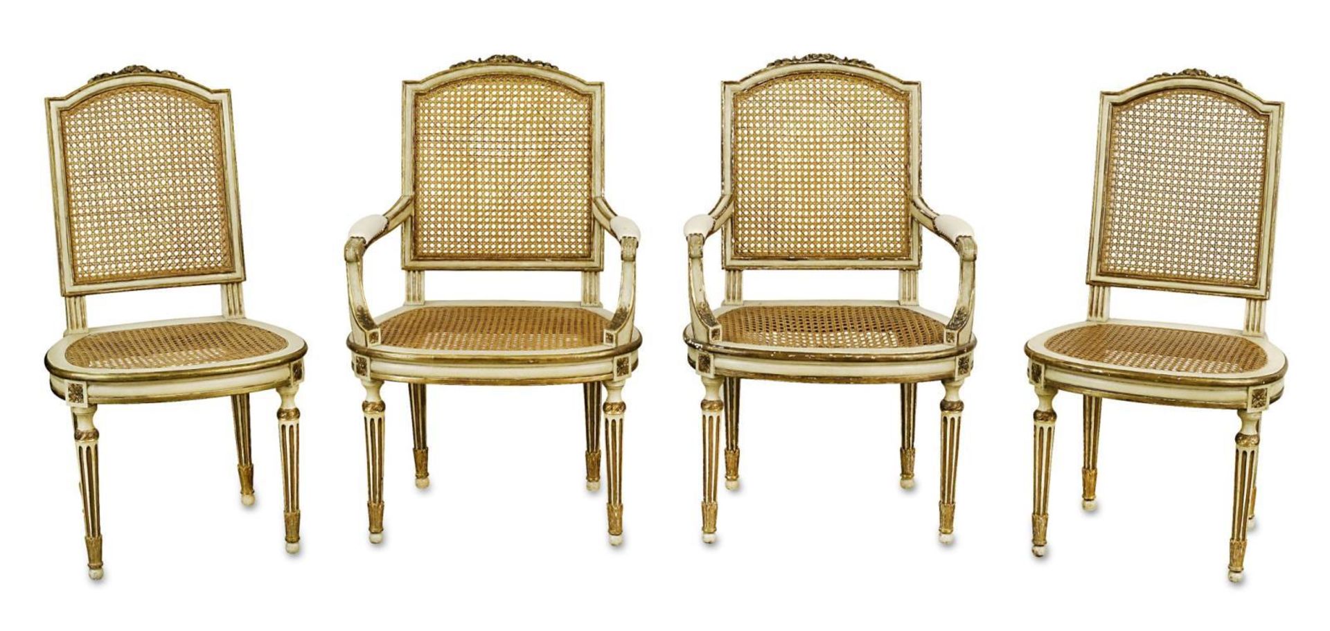 Acht Stühle und zwei Armlehnstühle. Louis-XVI-Stil | Holz, weiß und goldfarben gefasst, Rohrgefle...