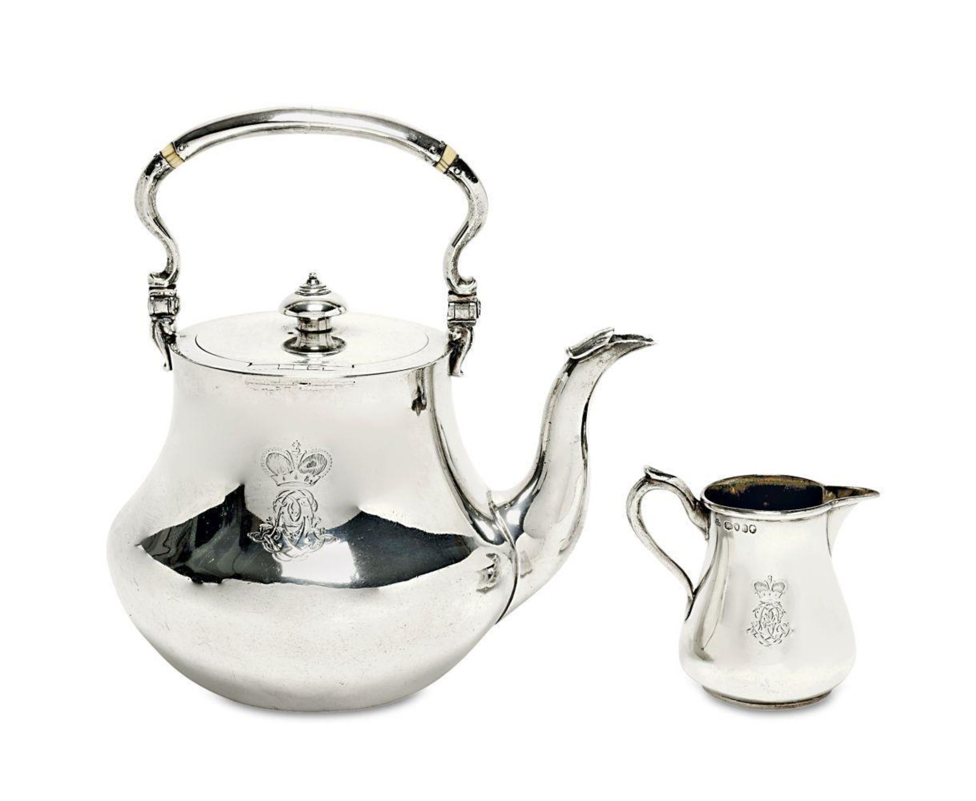 Teekanne und Milchkännchen. London, 1848/49, John Samuel Hunt | Silber, tlw. innen vergoldet.