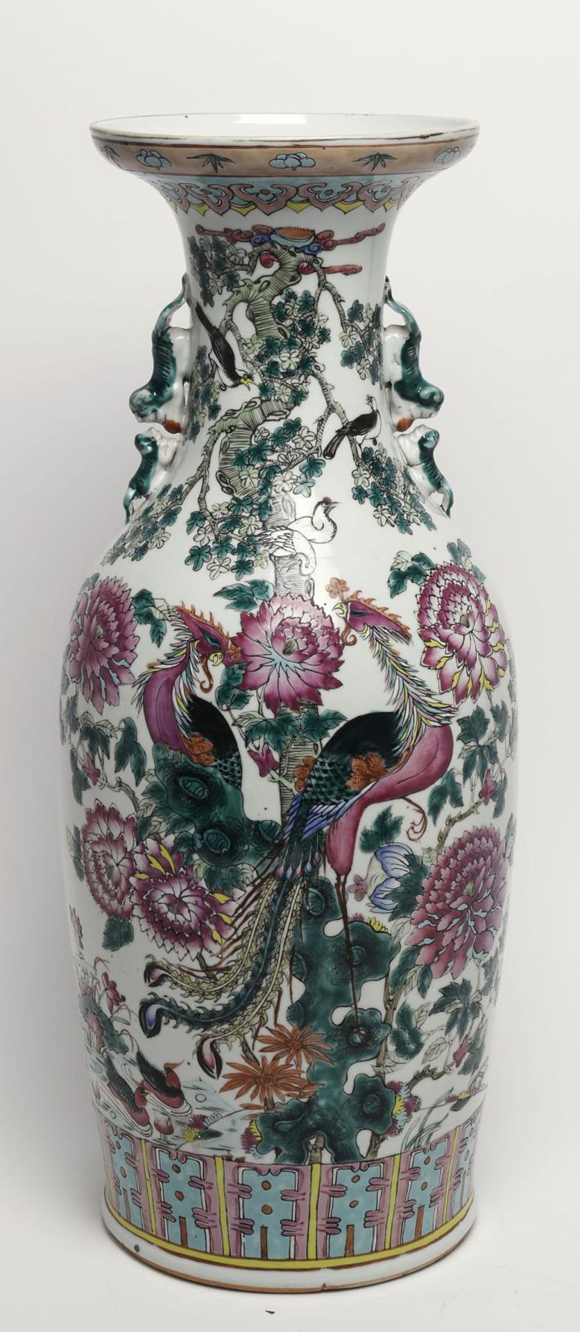 Bodenvase. China, Qing, 1862-1879 | Porzellan, bunter Schmelzfarbendekor. - Image 2 of 2
