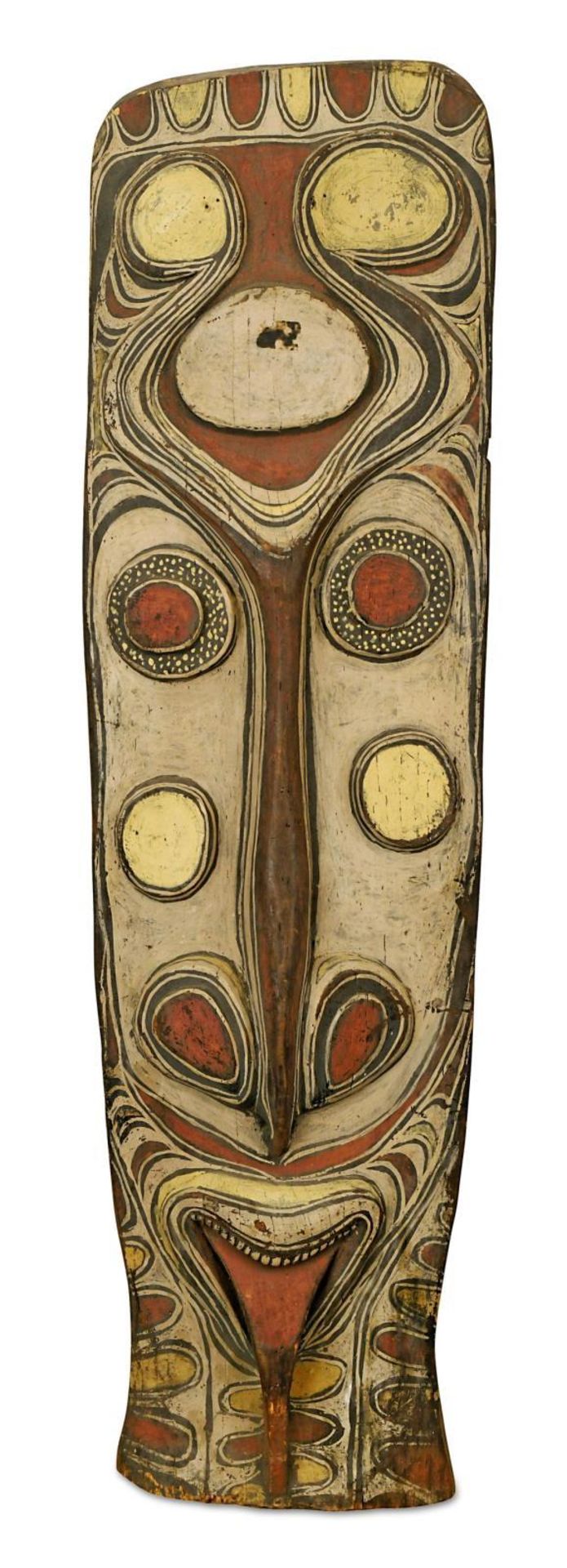 Großer Schild. Papua-Neuginea (wohl) | Holz, beschnitzt, schwarz, weiß, gelb und rot bemalt.