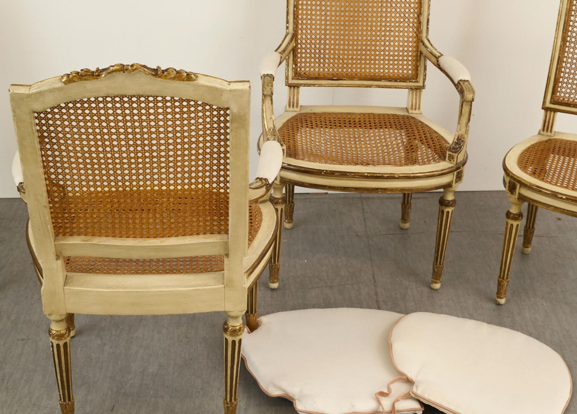 Acht Stühle und zwei Armlehnstühle. Louis-XVI-Stil | Holz, weiß und goldfarben gefasst, Rohrgefle... - Image 2 of 2
