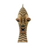 Kifwebe-Maske. Songye, DR Kongo | Holz, geschnitzt, schwarz, weiß und rot gefasst.