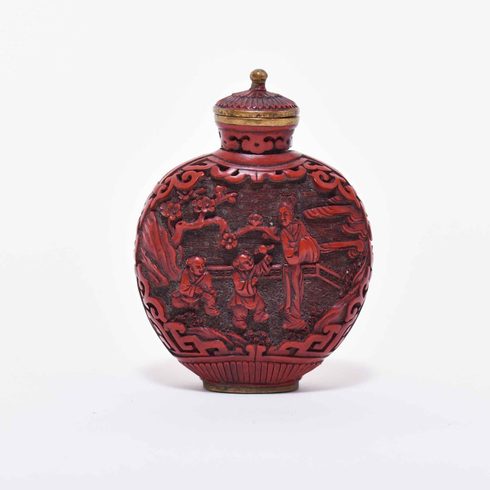 Snuff Bottle. China | Rotlack, geschnitzt. Messing. - Image 2 of 3