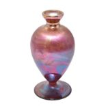 Kleine Vase. 20. Jh. | Orangefarbenes Glas mit irisierenden Schlieren überfangen.