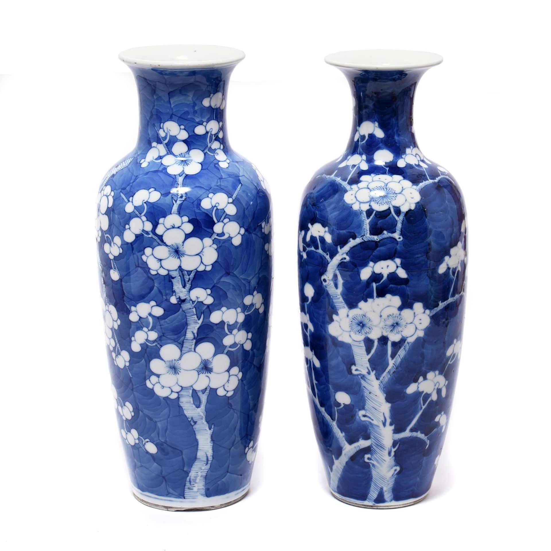 Zwei Vasen. China, Qing | Porzellan, unterglasurblauer Dekor.